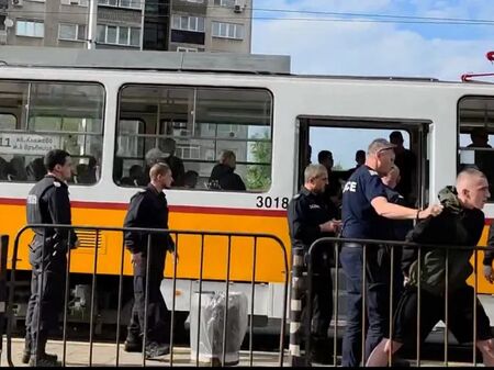 Тийнове от "локалите" едва не убиха мъж при зверски побой