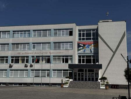 Матурите по БЕЛ са в разгара си в Бургас, родители тръпнат в очакване