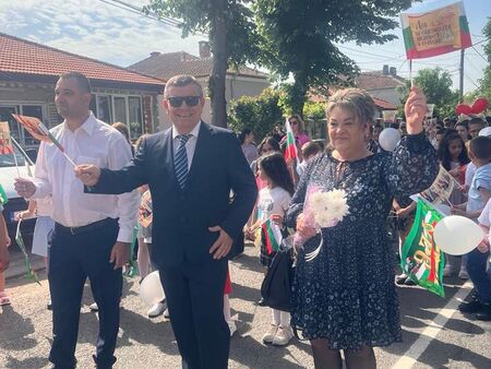 СУ „Христо Ботев“ в Камено поведе празничното шествие по случай своя 150-годишен юбилей