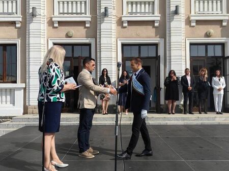 Кметът на Царево подари книги на учениците по повод 24 май