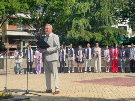 Айтозлии аплодираха труда и успехите на 52-ма отличници на Випуск 2025 в града