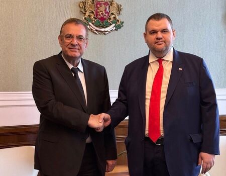 Политическа бомба! Лидерът на ДПС-ДПС доц. Двеждет Чакъров отиде при Пеевски