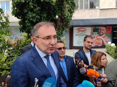 Защо министър поведе акция в най-изрядното заведение в Бургас, а не избра произволна кръчма в Морската градина