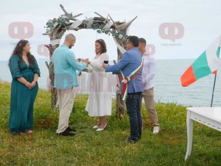 Кметът на Бургас Димитър Николов ги поздрави след управителят Павлин