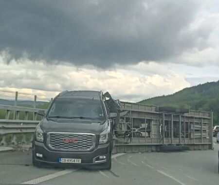 Ад на пътя: Тир и скъп джип катастрофираха на АМ „Тракия“