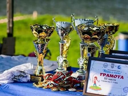 Деца на турнир по риболов на 1 юни