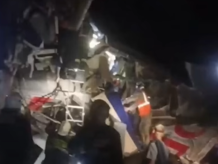 Мост се срути върху влак в Русия, има много жертви