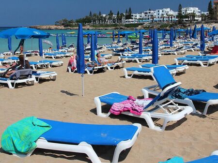 Курорт слага край на "запазването" на шезлонги с намятани кърпи