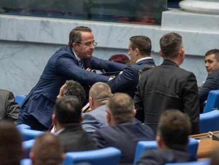 Бой в Парламента:  Цончо и Божанков се хванаха за гушите (СНИМКИ)