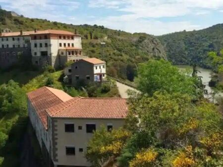 Мъж реши да купи цяло изоставено село в Испания, каква е целта му