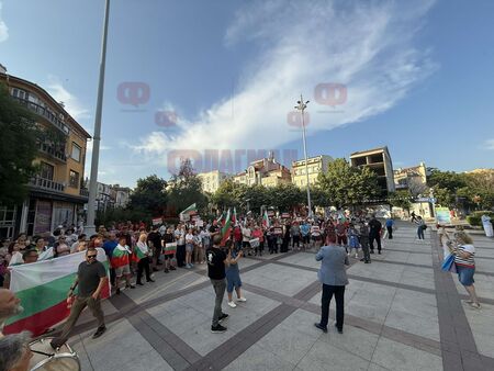 Бургазлии протестират срещу въвеждането на еврото, затварят ключови улици в града