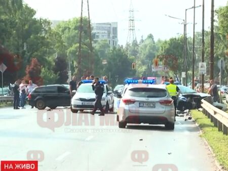Двама полицаи ранени при тежка катастрофа в София, шофьорът избяга