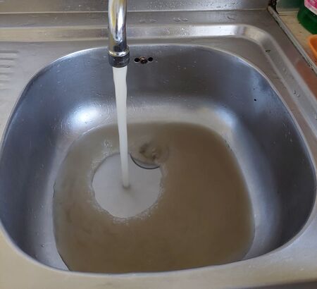 Кафява вода с ужасна миризма потече от чешмите