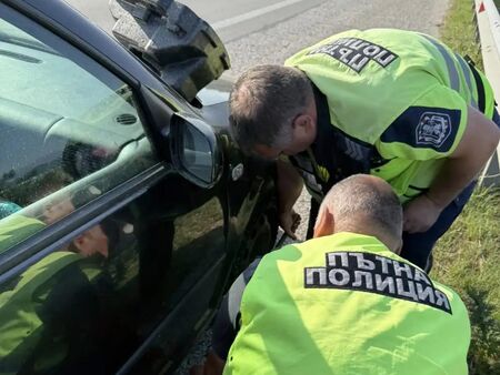 Полицаи смениха спукана гума на автомобил на АМ „Тракия“