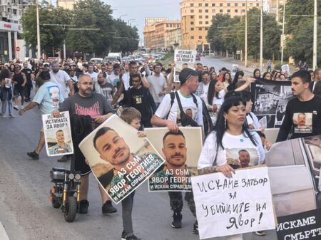 Протест срещу полицията в защита на наркоман, починал от свръхдоза, хванат да кара дрогиран. Вие добре ли сте?