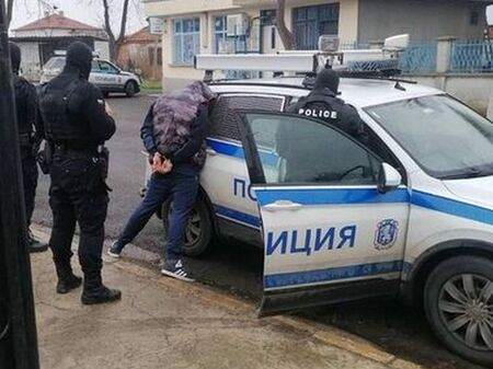 Въоръжен екшън на пътя: Мъж извади пистолет срещу жена край Руен