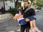 Мъж носи ранено момиче след израелска бомбардировка. Докато иранците атакуват жилищните квартали, Израел настоява, че насочва ударите си основно към инфраструктурни обекти и към ядрените центрове на аятоласите. Но това е война, в която сигурност няма