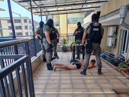 Извънредно! 21-годишен мъж е намушкан в Слънчев бряг, арестуваха зрелищно извършителя по гащи (СНИМКИ)