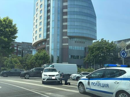 Какво правят тези полицаи в жегата на оживено кръстовище в Бургас (СНИМКА)