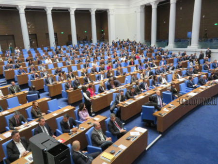 Депутатите с 14-часово заседание, решиха за енергийните напитки и вейповете