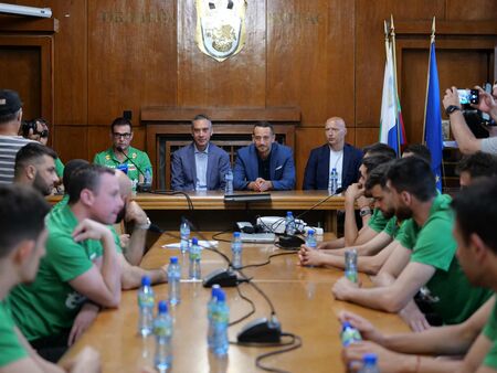 Кметът на Бургас към националите по волейбол: Вярваме във вас, ще защитите трикольора