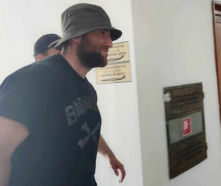 Топ дилърът на Поморие влезе с широка усмивка и шапка-идиотка в съда