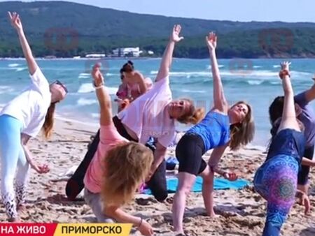 Слънце и красота край морето, певица учи момичета в Приморско как с йога да се освободят от стреса