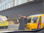 Екшън пред мол „Галерия“ в Бургас, вижте как таксиджии се млатят с юмруци (ВИДЕО)