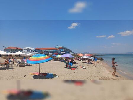 Наш читател алармира, че служителите на концесионера не му позволявали да лежи под собствена сянка пред разположените зад него чадъри и шезлонги