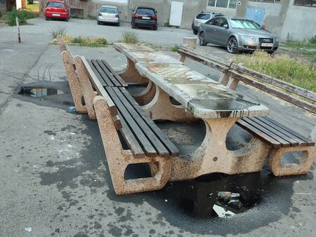 Бесни съседи ли поляха с машинно масло квартална беседка в бургаския жк „Възраждане”
