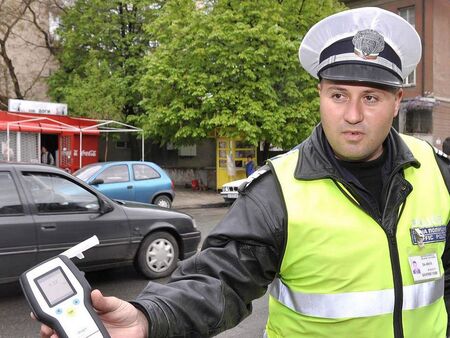 Отменят тестовете за алкохол и наркотици на полицаите