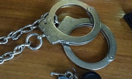 Полицията задържа лекари
