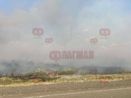 Пожарът край Карнобат е локализиран, отварят пътят до магистралата