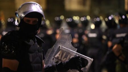Задържани след сблъсъци на протеста в Белград