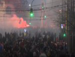 Огромен брой ранени полицаи и протестиращи до България