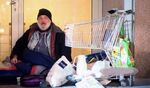 Богат възрастен мъж се облича като бездомник и отива в собствения си магазин, за да избере наследник