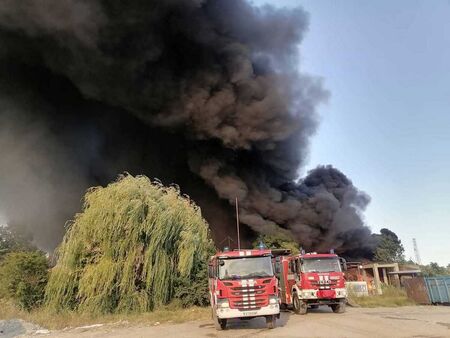 Огнен ад в кв. Каменар! Пожар погълна коли, фургон и лозе