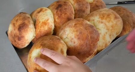 В пекарна в Турция продават по 3000 бр. на ден от тази вкусотия: Самунчета от лудо тесто