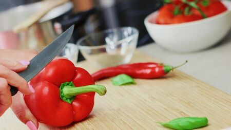 Не съм и предполагала колко е опасно! Откакто разбрах това, задължително използвам няколко дъски за рязане