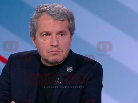 Притискат Тошко Йорданов за оставка след скандала с младите лекари? Оправда се, че не бил робот