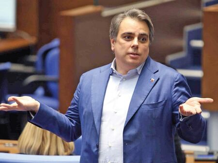 Асен Василев: Няма лошо, че Петков е звъннал да препоръча съпруга на Лена, и аз съм се обаждал така