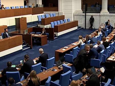 На живо от НС: Гласуват вота на недоверие срещу кабинета "Желязков"
