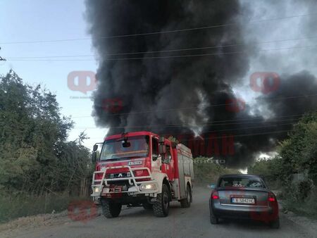 Пламъците край Айтос са обхванали близо 550-600 дка сухи треви