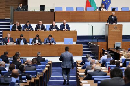 Гласуват в 13:10 ч. третия вот на недоверие срещу кабинета "Желязков"