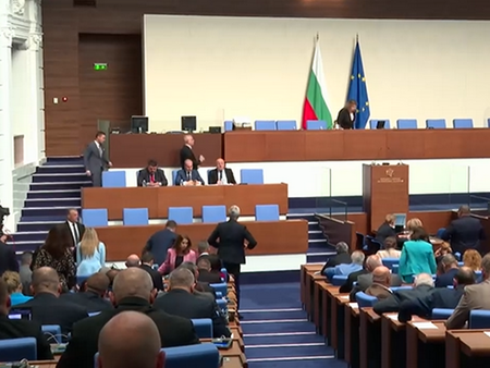 Напрежение в и пред парламента преди гласуването на третия вот на недоверие срещу кабинета "Желязков"