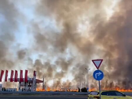 Голям пожар бушува край бензиностанция на АМ "Тракия" в посока Бургас