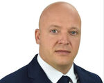 Арестуваха известен политик - набил жена си, но първо й изневерил