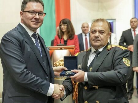 Министър Митов награди директора на ОДМВР Бургас