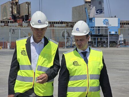 Още 2500 тръби за Вертикалния газов коридор пристигнаха в Бургас, Жечо Станков инспектира доставката