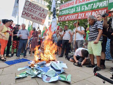 Клада в центъра на София, протестиращи мечтаят за смъртта на еврото